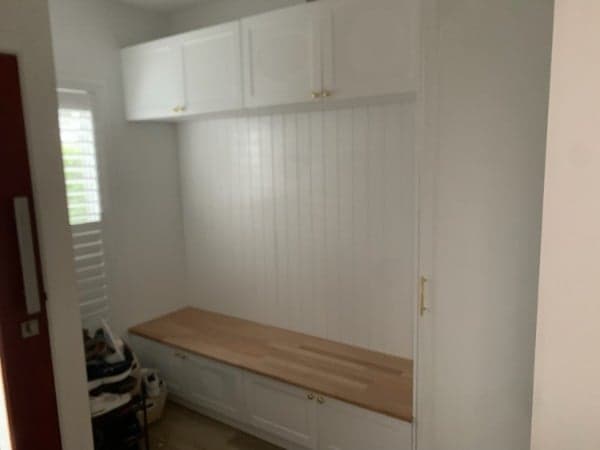 White entrance hutch with a timber bench seat